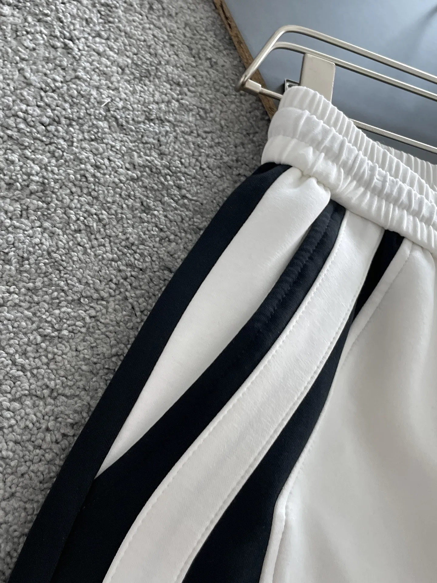 Balenciaga's three-standard complete 2026 summer New Arrival men's casual shorts, advanced custom-made Breathable fabric, Breathable fabric, extremely stretchy and comfortable, impeccable details, top-grade accessories, original logo design concept, delicate and soft feel! The upper body fit is awesome! Size: M-XXXL Please state your height and weight when ordering